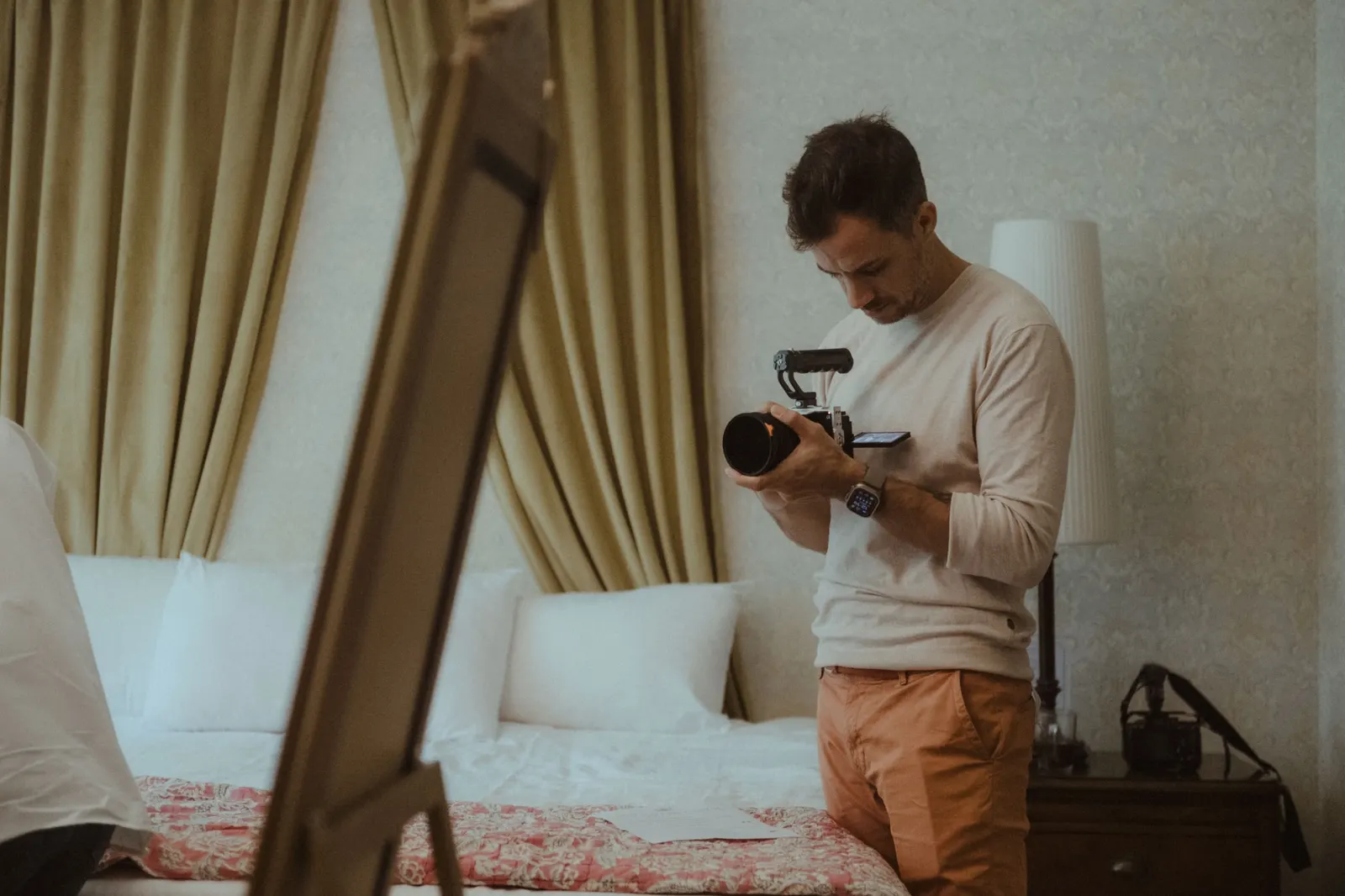 Kevin en tournage pendant des préparatifs