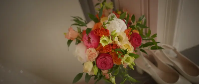 Le bouquet de la mariée et ses chaussures pendant les préparatifs au Château de Montolivet