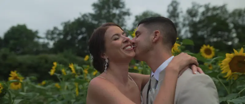 Les mariés enlacés au milieu des tournesols, le jour de leur mariage au Domaine de Sainte-Croix