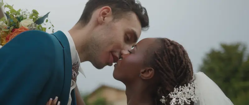 Baiser des mariés, le bouquet à la main, au Domaine de Suzel