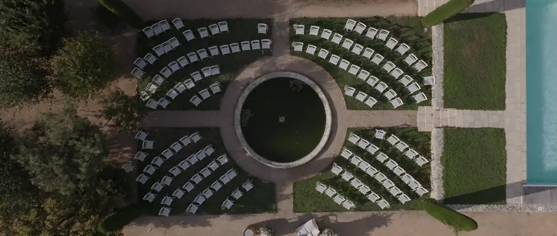 Vue aérienne de la cérémonie laïque installée dans le jardin du Domaine de Vavril, autour du bassin rond, à côté de la piscine