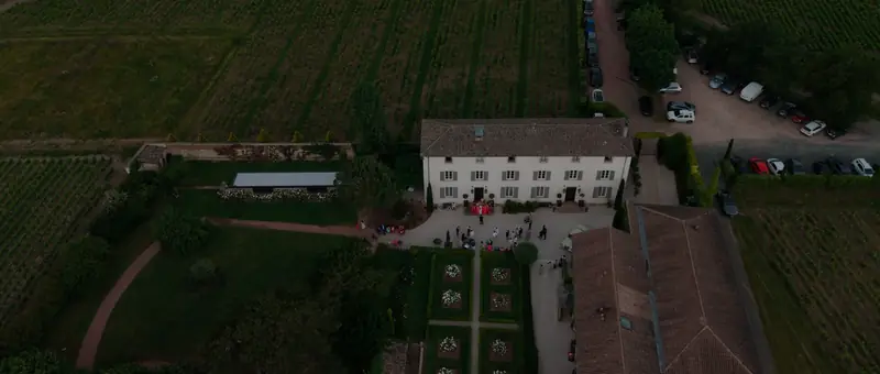 Vue aérienne du Domaine Morgon La Javernière à Villié-Morgon : la demeure, ses jardins et les vignes tout autour