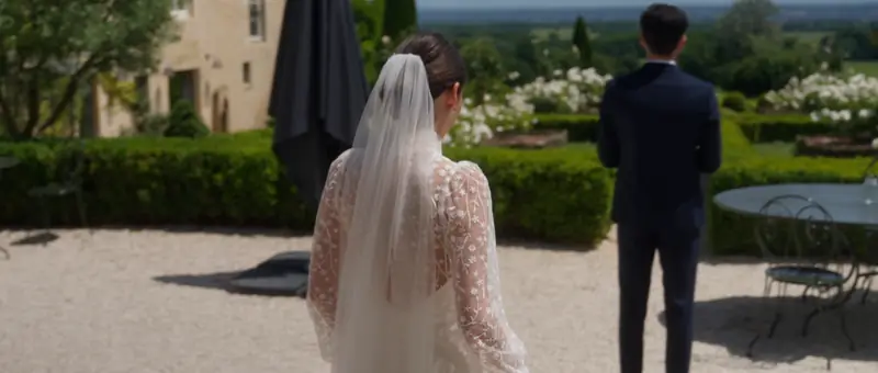 La mariée rejoint le marié dans les jardins du Domaine Morgon La Javernière, face à la vue sur la vallée