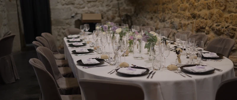 Une table dressée dans les caves médiévales en pierre de la Chartreuse de Pomier