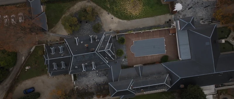 Les toits du Domaine des Saints Pères et la piscine vus du drone, à la verticale