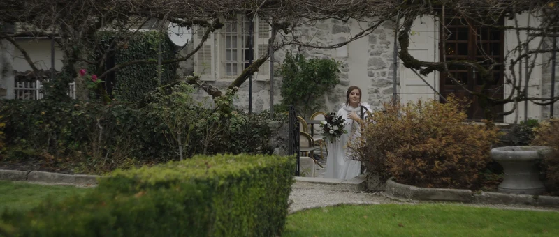 La maison en pierre du Domaine des Saints Pères et son jardin de buis taillés, à la fin de l'automne