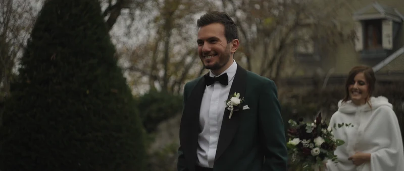 Les mariés souriants dans le jardin de buis du Domaine des Saints Pères