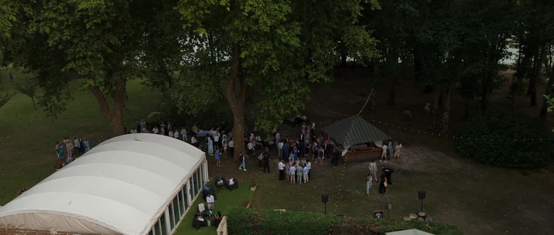 Le parc arboré du Domaine de Cordet et sa tente de réception, vus du ciel