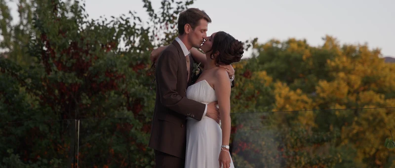 Le baiser des mariés sur la terrasse du Domaine de Blacons, au coucher du soleil