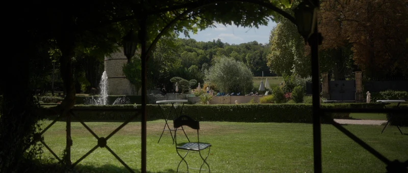 Le jardin à la française du Domaine de la Chartrognière, son bassin à jet d'eau et sa tour ronde, vus depuis la tonnelle