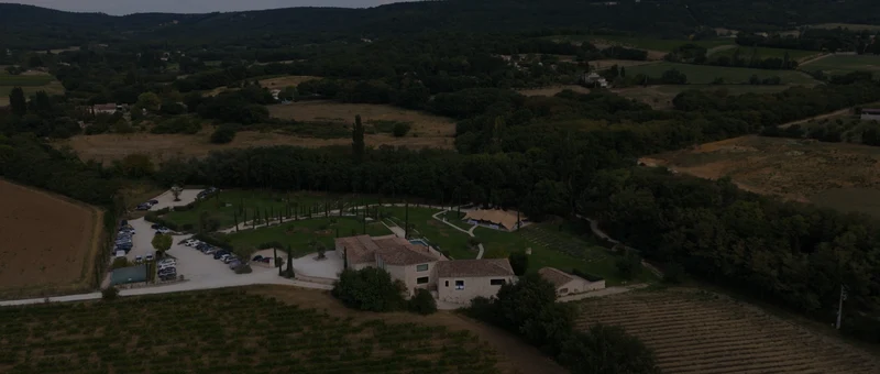 Maison Claudie vue du drone, son parc et ses allées de cyprès au milieu des vignes
