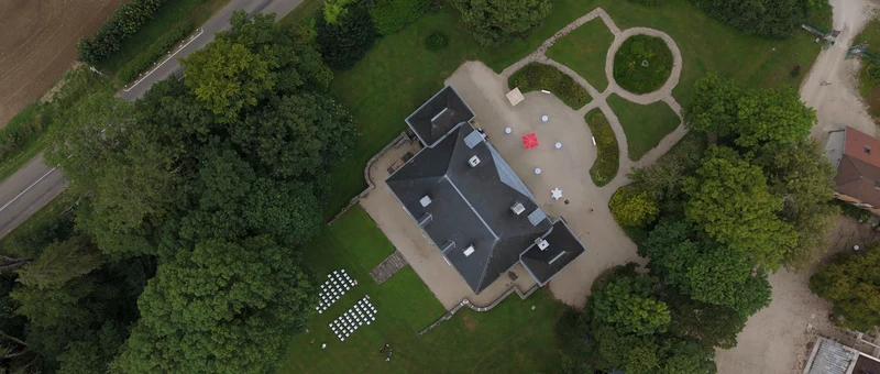 Le château du Domaine du Montremy vu du drone à la verticale, avec son jardin et les chaises de la cérémonie