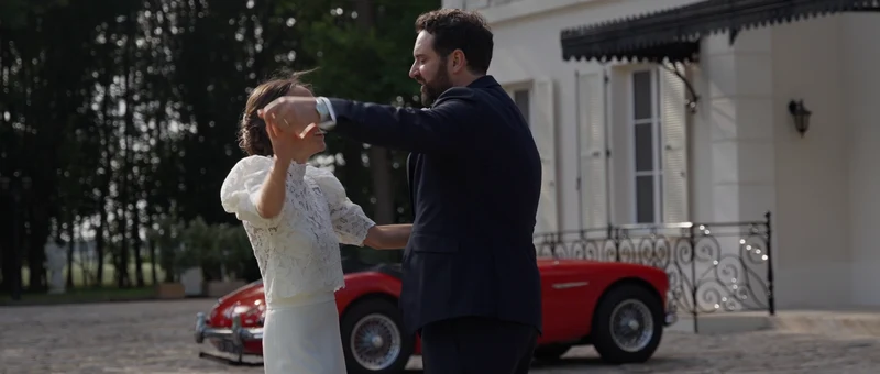 Les mariés dansent devant la façade et la marquise du Château des Hauts de Provins