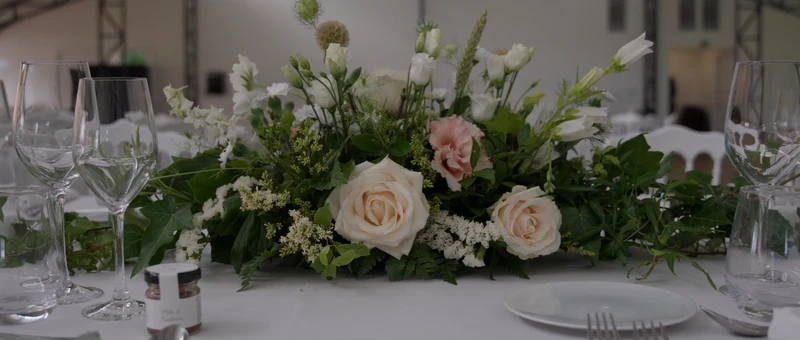 Une table dressée de fleurs blanches sous l'orangerie du Château des Hauts de Provins