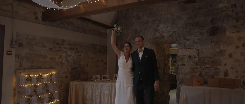 Les mariés font leur entrée dans la salle aux murs de pierre du Château du Vivier