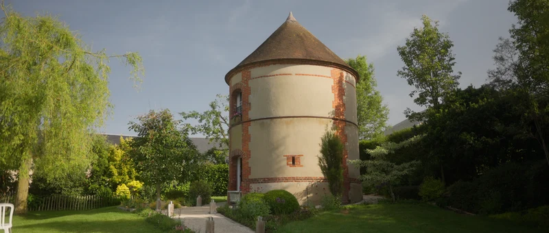 Les chaises de la cérémonie sur la pelouse de La Grange de Rouville, devant la ferme normande
