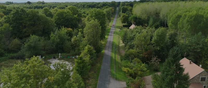 Le Manoir de Villefermoy vu du drone, au bout de sa longue allée dans la forêt