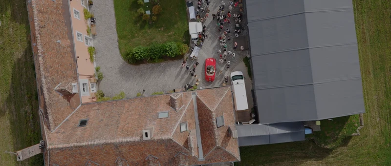 Les toits de tuiles et la cour du Manoir de Villefermoy vus du ciel
