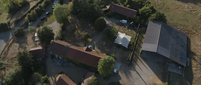 Vue du dessus des Gîtes du Berger : les gîtes en pierre, la tente nomade et la grange