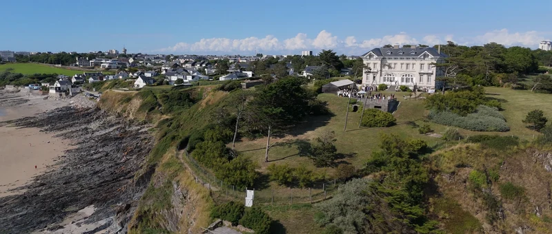 Le Château de la Crête au-dessus de la falaise et de la plage, vu du drone