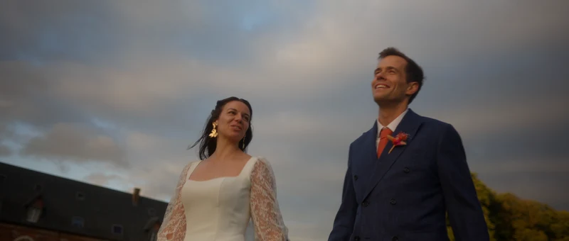 Les mariés sous le ciel normand, devant les toits du domaine