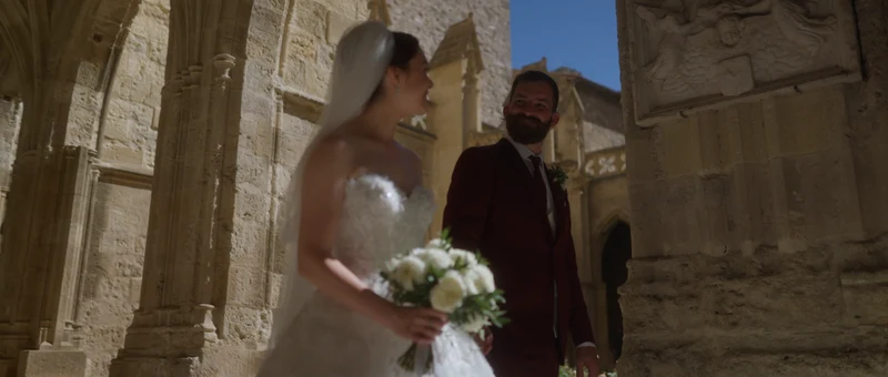 Les mariés sous les arcades de pierre de l'Abbaye de Fontfroide