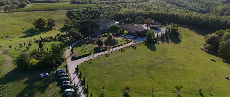 Le domaine du Château de Terride vu du drone, son allée de cyprès et ses prés dans les collines du Tarn