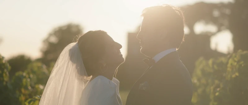Les mariés face à face en contre-jour doré au Château de Terride