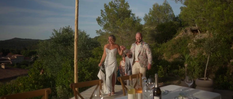 Les mariés arrivent sur la terrasse du dîner de NOUS, au-dessus du village d'Agel et des collines du Minervois