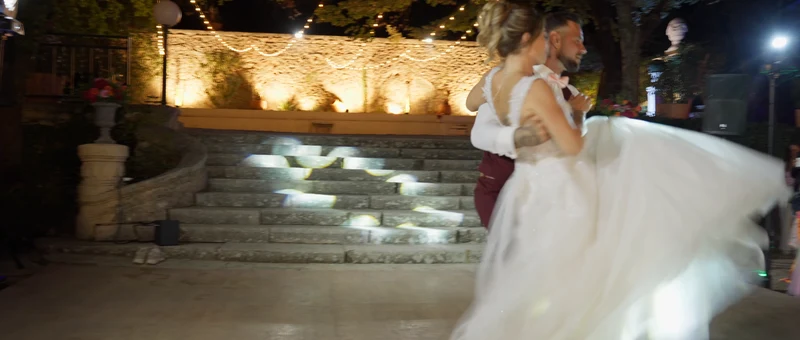 L'escalier de pierre du parc du Château de Mont Vert, éclairé le soir pendant la première danse des mariés