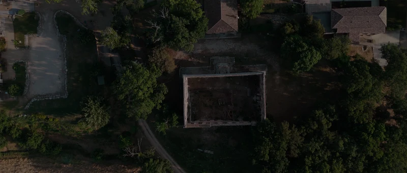 Vue du dessus du Château de Roquefeuille et de ses bâtiments, au milieu des arbres