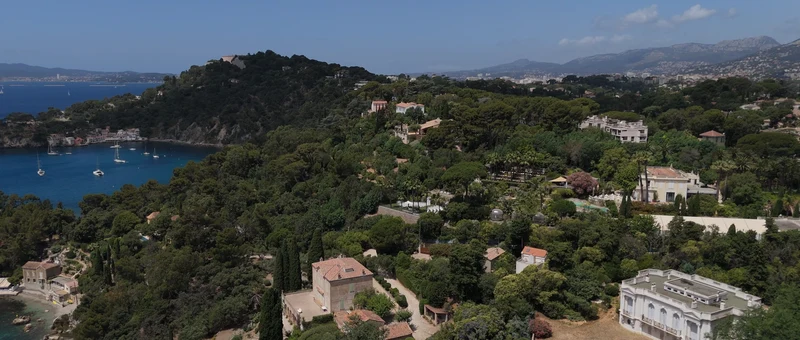 Les hauteurs boisées du Cap Brun et la rade de Toulon vues du drone, autour des Pins Penchés