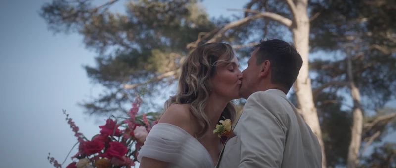 Le baiser des mariés à la fin de la cérémonie sous les pins de l'île des Embiez