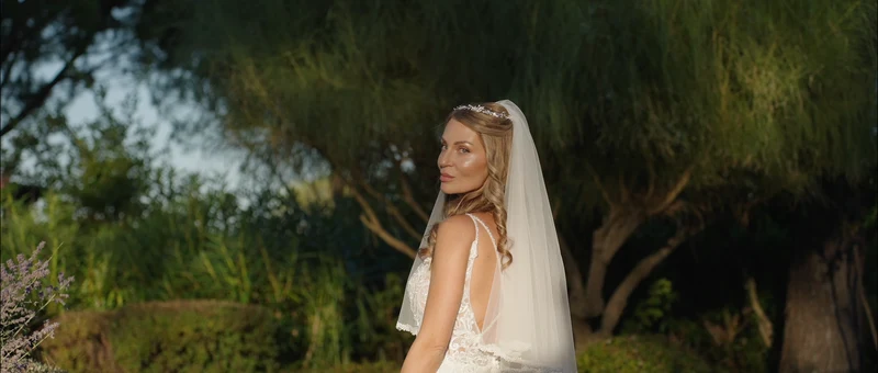 La mariée dans les jardins de Terre Blanche, sous la lumière dorée de fin d'après-midi