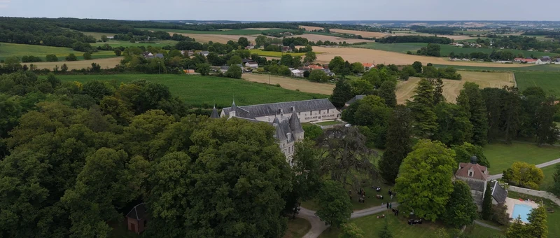 Le Château de la Barbelinière vu du drone, dans son parc boisé au milieu de la campagne