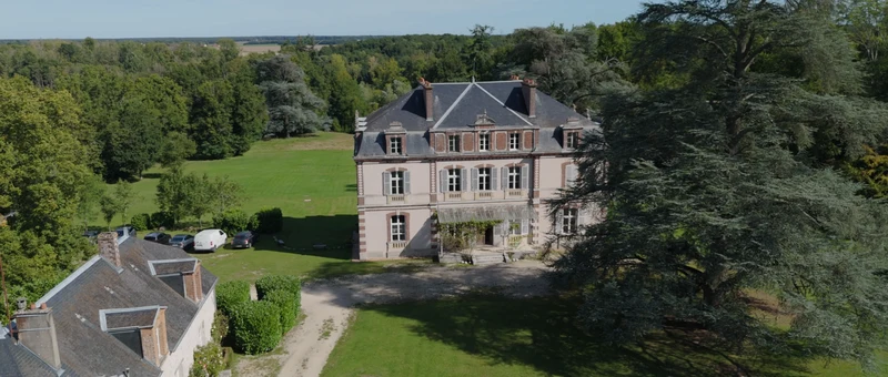 Le Château de la Fontaine vu du drone, à côté de son grand cèdre