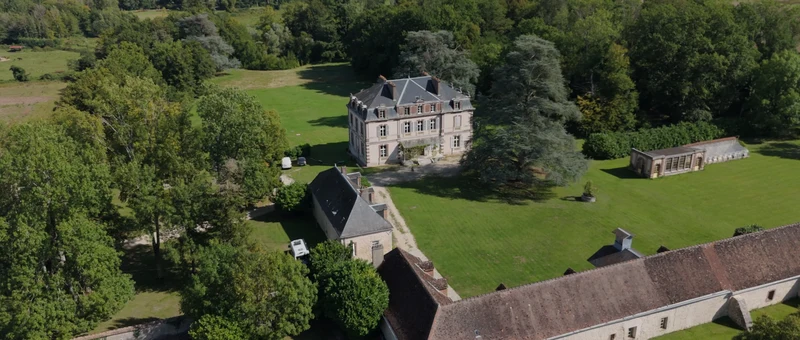 Le Château de la Fontaine, son parc, l'orangerie et les anciennes écuries vus du drone