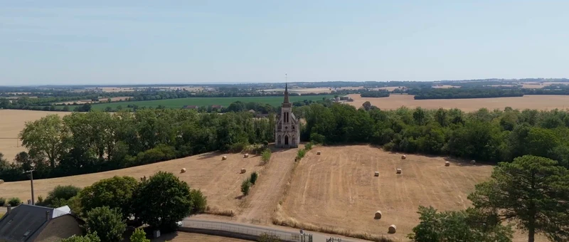 La chapelle du Château de Laverdines vue du drone, au milieu des champs moissonnés du Berry