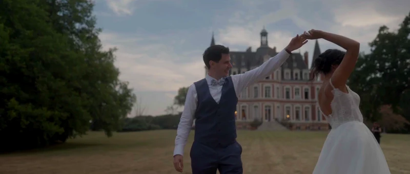 Les mariés dansent dans le parc, le Château de Laverdines en arrière-plan